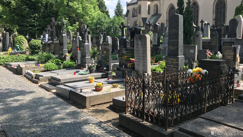 В Магнитогорске неизвестные устроили погром на городском кладбище