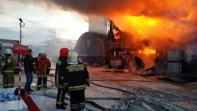 В Екатеринбурге горит двухэтажное здание со складом (ФОТО)