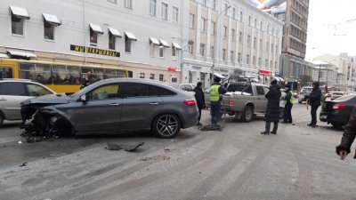 В центре Екатеринбурга столкнулись пять автомобилей и троллейбус (ФОТО)