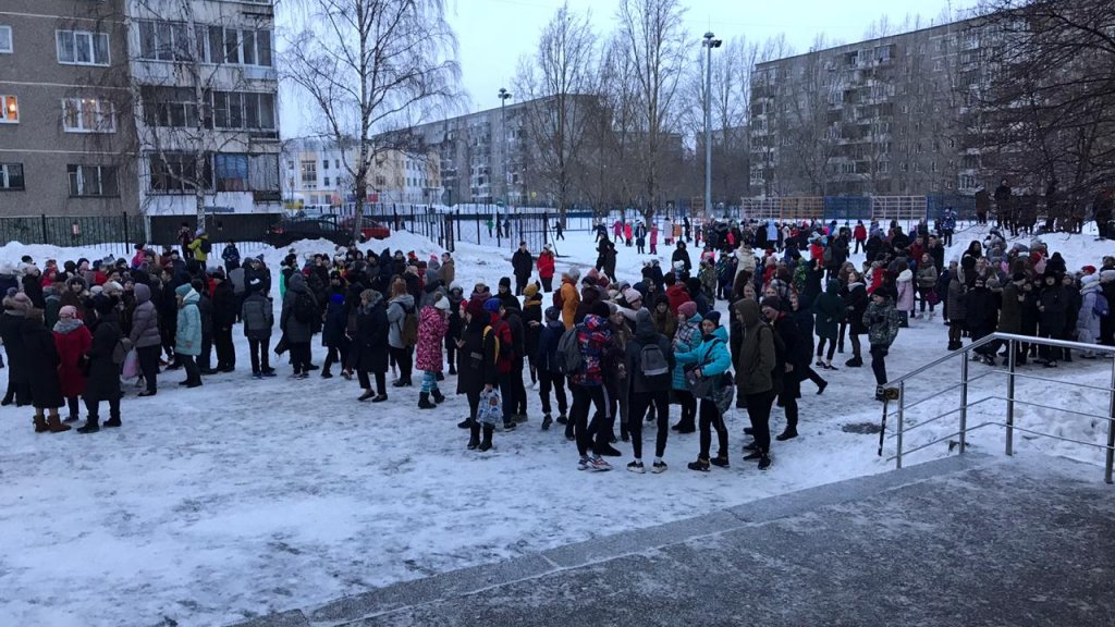 Из екатеринбургской школы эвакуировали тысячу человек (ФОТО)