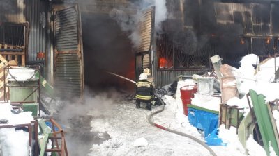 На Сортировке крупный пожар: горит склад с пластиком (ФОТО)
