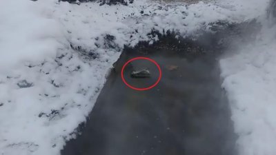В Нейво-Рудянке дыру в теплотрассе закрыли камнем (ВИДЕО)