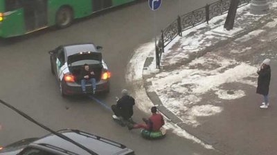 Два подростка катались, прицепившись к машине, а третий снимал их из багажника (ФОТО)