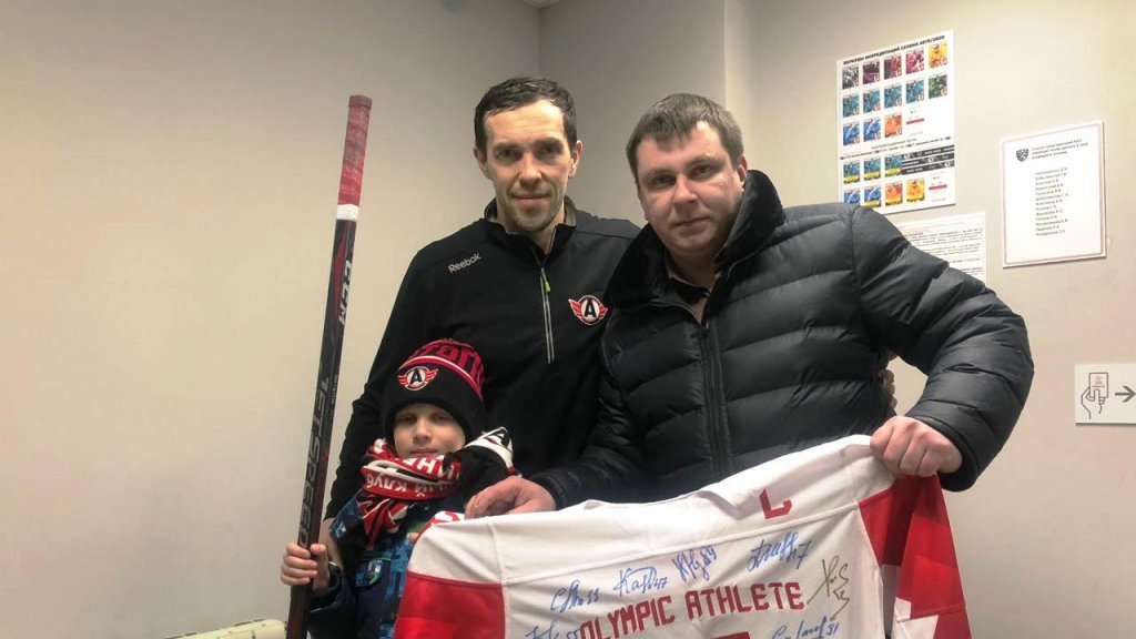 Павел Дацюк передал клюшку и олимпийский свитер для аукциона в поддержку смертельно больной девочки