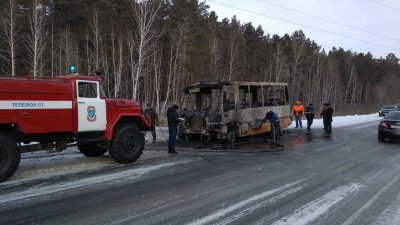 На тюменской дороге сгорел школьный автобус