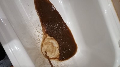 В Полевском из-под кранов пошла коричневая вода (ФОТО)