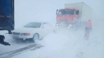 На Ямале из-за бурана закрываются дороги, задерживаются рейсы, не летают вертолеты