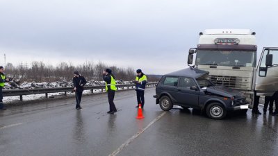 Под Екатеринбургом «Нива» врезалась в многотонный грузовик – женщина-водитель погибла (ФОТО)