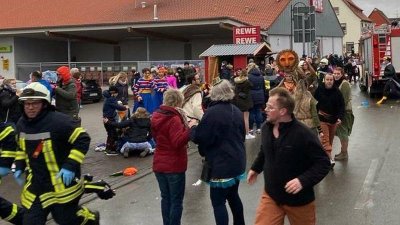 В Германии автомобиль протаранил толпу на карнавале, много раненых (ФОТО)