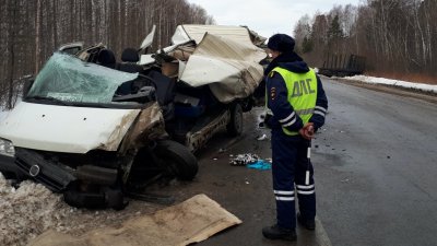 На уральской трассе грузовик врезался в микроавтобус: два человека погибли (ФОТО)