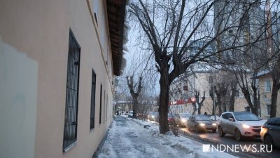 Снег и наледь на крышах домов угрожает жизни екатеринбуржцев (ФОТО)