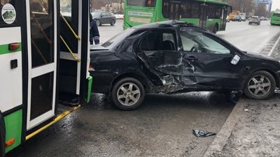 В Тюмени в ДТП с автобусом пострадала пенсионерка