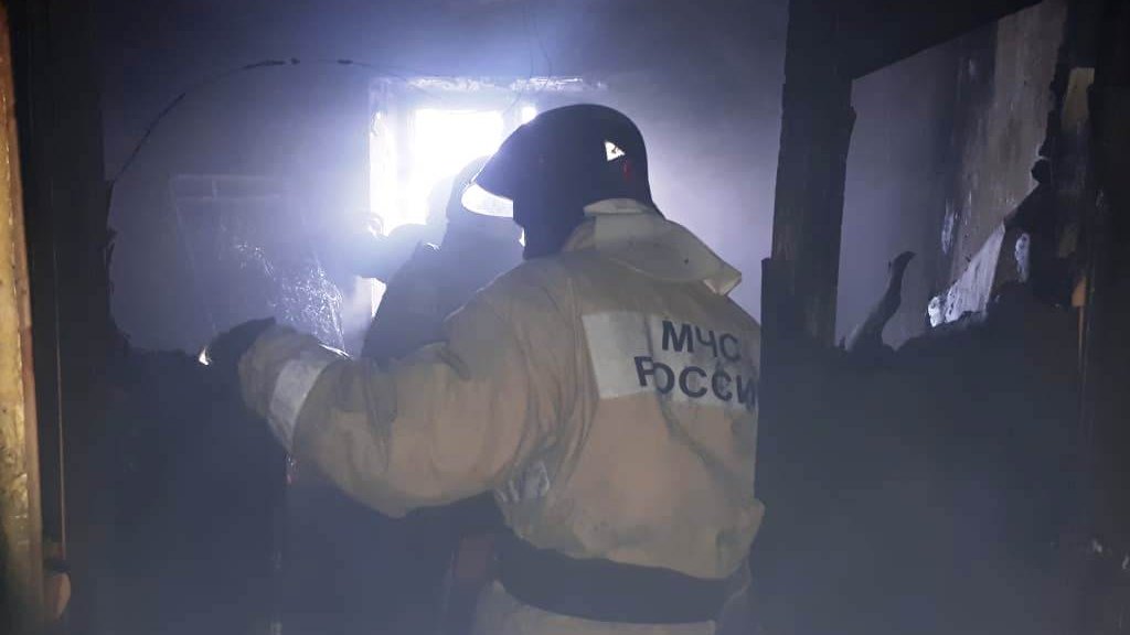 В Екатеринбурге из горевшей 9-этажки эвакуировали 51 человека, троих доставили в больницу (ФОТО)