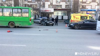 В центре Екатеринбурга на пустой дороге водитель устроил ДТП на встречке (ФОТО)