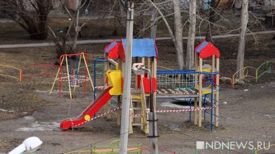 Детские площадки начали огораживать защитной лентой (ФОТО)
