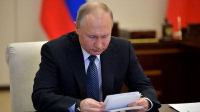 Президент Путин наградил свердловских медиков и санврачей за борьбу с Covid-19
