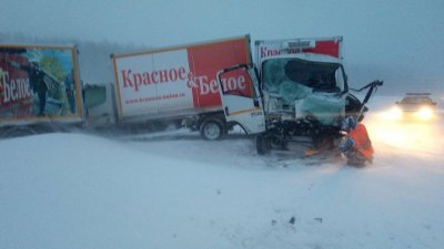 В непогоду в Тюменской области сеть «Красное и белое» потеряла пять грузовиков