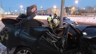 В Кургане иномарку намотало на столб, молодой водитель погиб на месте