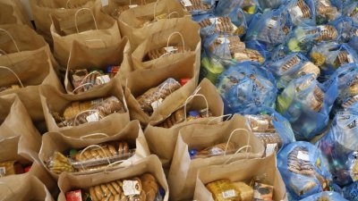 Нуждающимся семьям Свердловской области развезут продуктовые наборы и средства защиты