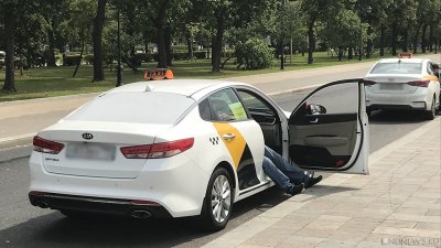 В Челябинске такси вылетело на островок безопасности