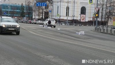 В центре Екатеринбурга из грузовика просыпались рулоны бумажных полотенец (ФОТО, ВИДЕО)
