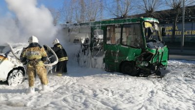 В Екатеринбурге на Шефской столкнулись и загорелись машина и автобус с людьми (ФОТО)