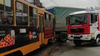 Утром в Екатеринбурге трамвай столкнулся с грузовиком (ФОТО)