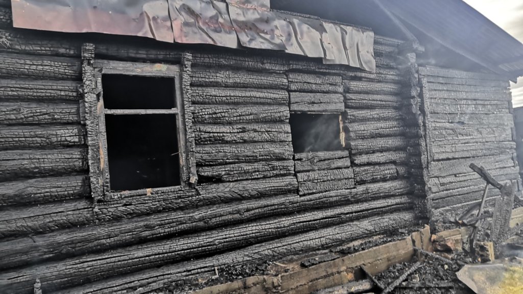 В пригороде Челябинска три человека погибли в огне в соседних домах
