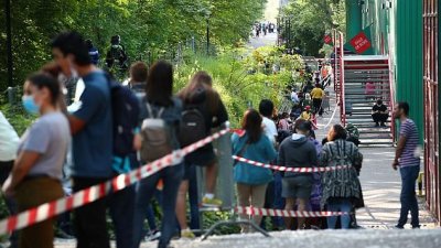 В Женеве за бесплатной едой выстроилась очередь в километр