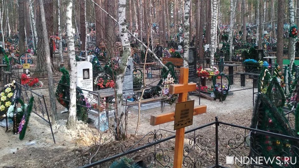На кладбище в Челябинске расправились с сотрудником