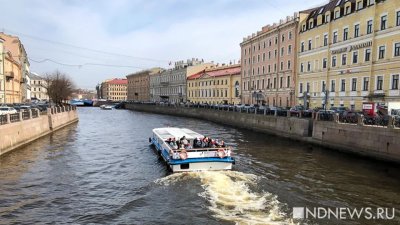 В Санкт-Петербурге машина пробила ограждение и упала в реку