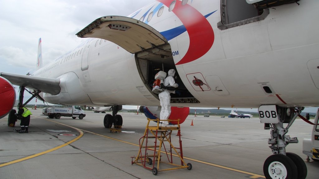 «Уральские авиалинии» показали, как обрабатывают самолеты (ФОТО)