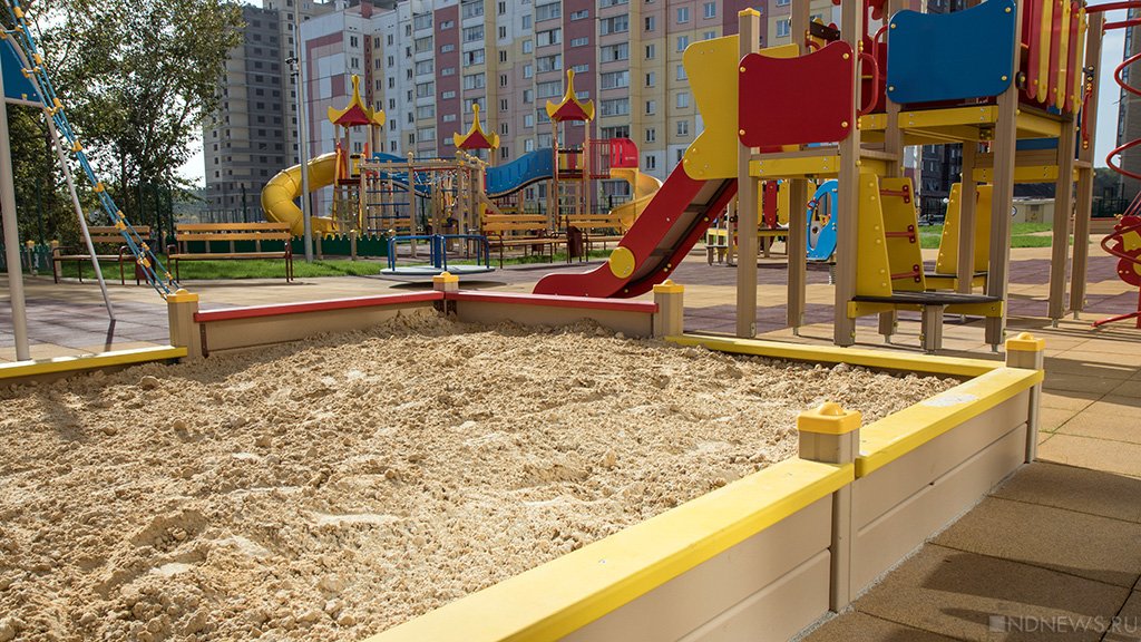 В Крыму на детской площадке «выросла» пивнушка