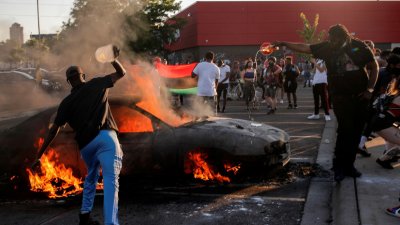 В США начались погромы из-за смерти темнокожего после ареста