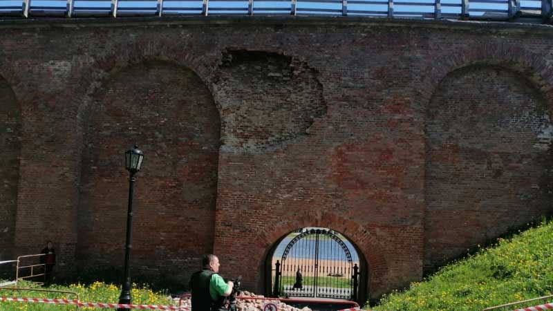 Рухнула часть Кремлевской стены в Великом Новгороде (ФОТО)