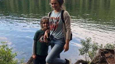 Алисия Сильверстоун призналась, что принимает ванну с 9-летним сыном