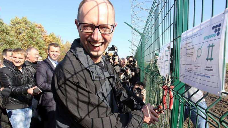 «Готовимся к самопожертвованию» – в Киеве признали бесполезность «стены Яценюка» для «защиты от РФ»