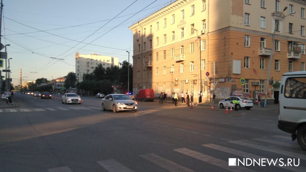 Страшное ДТП в центре Екатеринбурга – машину отбросило на пешеходов (ФОТО, ВИДЕО)