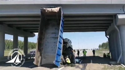 На трассе М5 «Урал» грузовик зацепился кузовом за мост, а водитель улетел