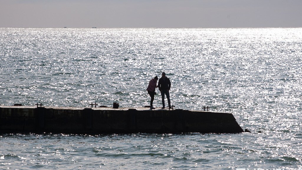 На Сахалине девушку смыло в море при попытке сделать селфи