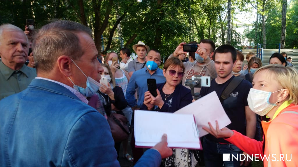 В Екатеринбурге жители протестуют против реконструкции парка в центре города, им угрожают арестами (ФОТО)