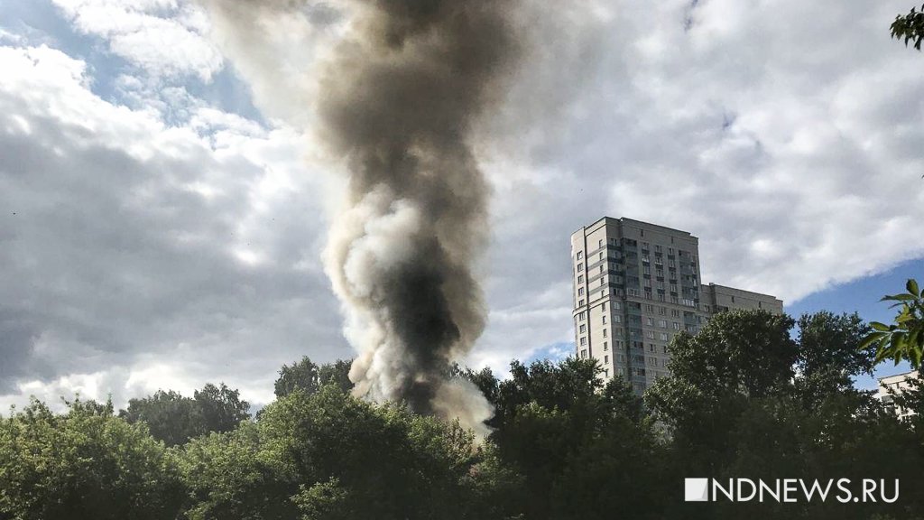 В Пионерском поселке Екатеринбурга тушат пожар на территории гимназии (ФОТО)