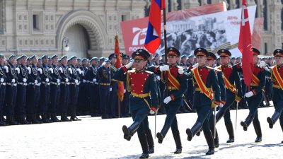 Солдата, разбившего стекло автомобиля перед парадом, отправили к психиатрам