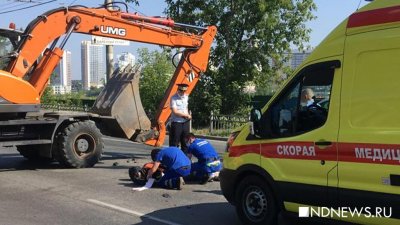 В Екатеринбурге мотоциклист врезался в экскаватор (ФОТО, ВИДЕО)