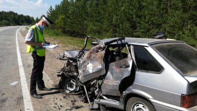 На трассе под Каменском-Уральским погиб мужчина, врезавшийся в грузовик (ФОТО)