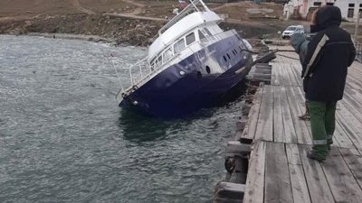 В Байкал вытекло топливо из накренившегося судна