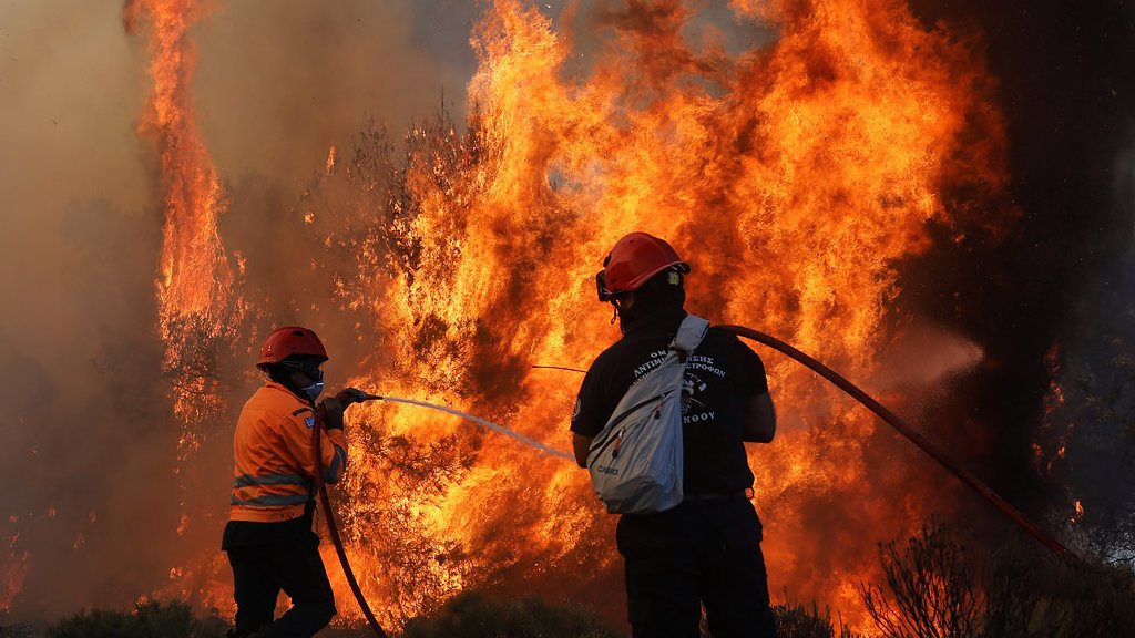 Тысячи жителей Афин спасаются от пожара