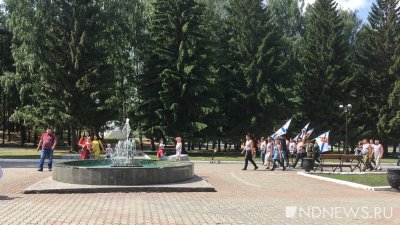 В Екатеринбурге моряки с флагами вышли отмечать День ВМФ (ФОТО)