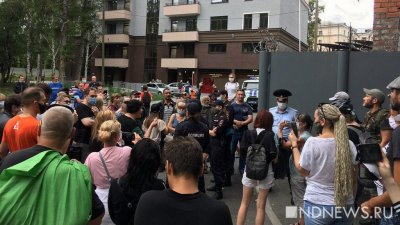 Полсотни человек пришли к полиции вызволять задержанного на митинге в поддержку хабаровчан (ФОТО)