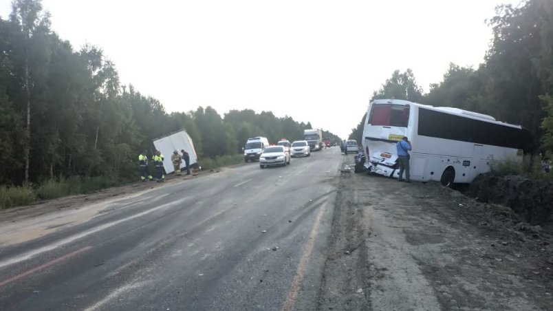 В Курганской области пассажирский автобус, следовавший в Крым, столкнулся с грузовиком и вылетел в кювет